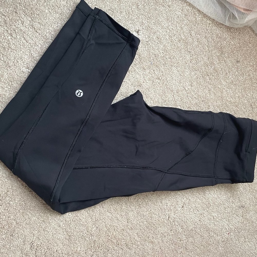 LULULEMON SIZE 4 NULUX CROPPED LEGGINGS IN BLACK WITH POCKETS